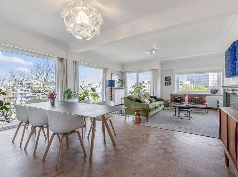 Zonnig hoekappartement met subliem zicht op de harmonie !&lt;br /&gt;
Dit instapklaar appartement werd in 2019-2020 gerenoveerd en bevindt zich in een uitst